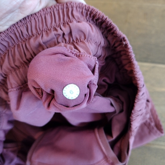 LULULEMON Women's Hotty Hot HR High Rise rose pink 4" Shorts - 6 - Picture 4 of 8